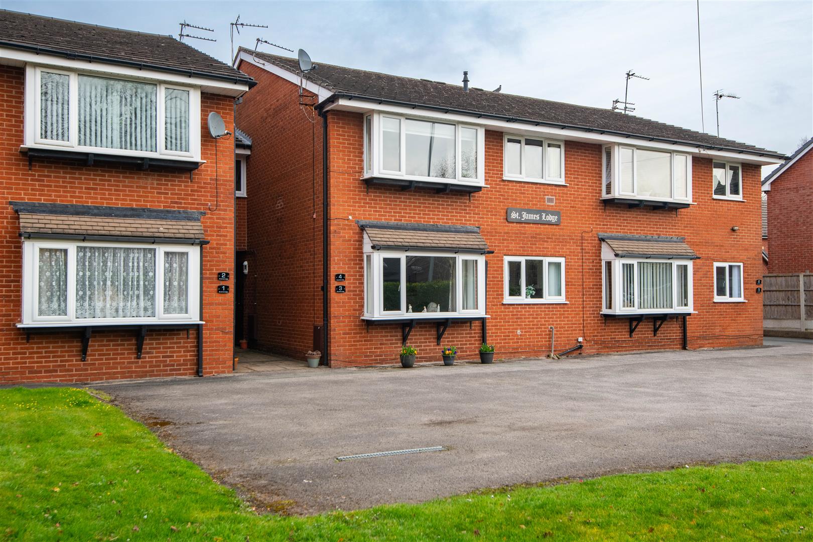 2 bed property in Slater Lane, Leyland